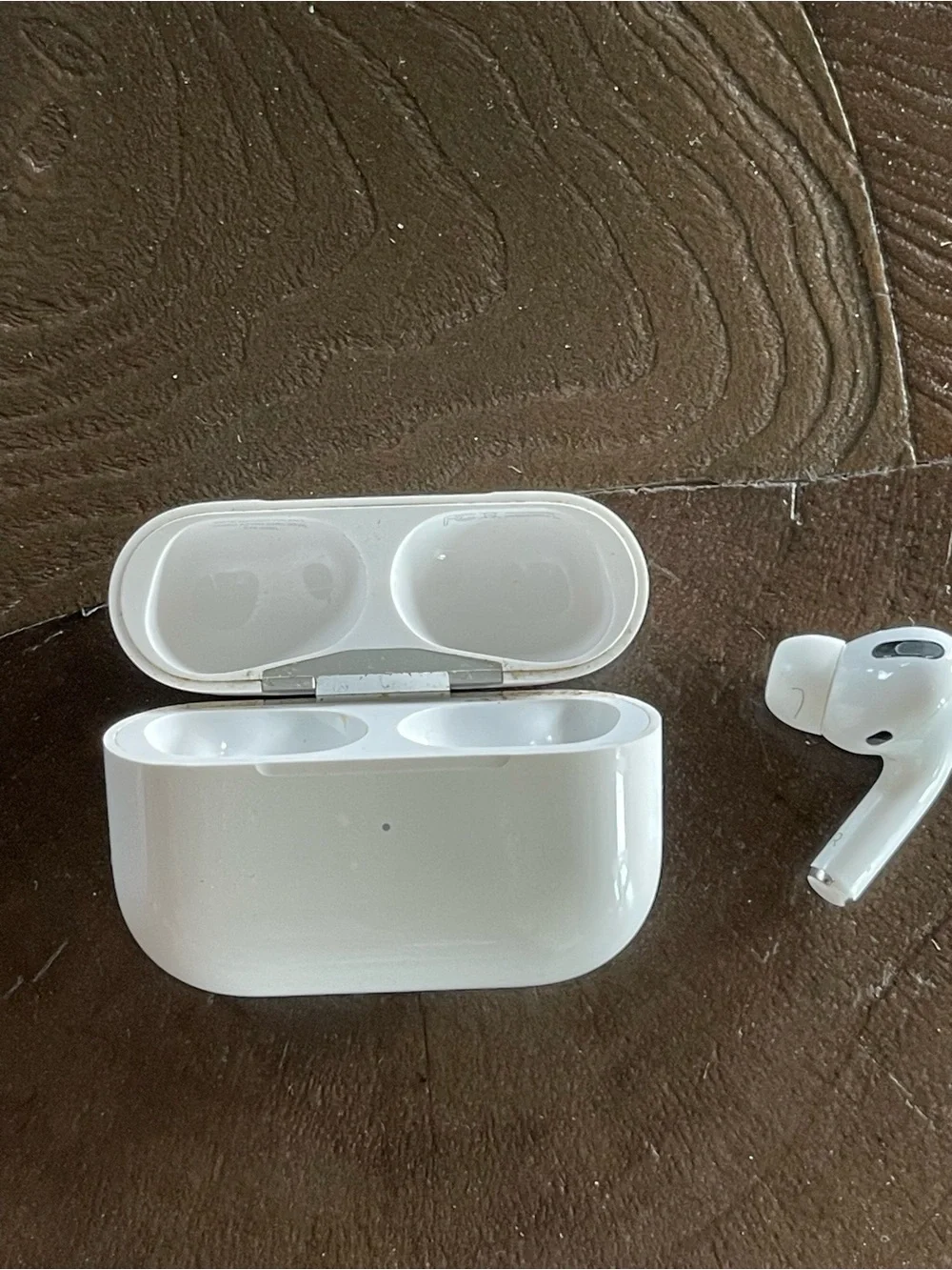 Apple AirPods Pro - Right airpod and Charging Case